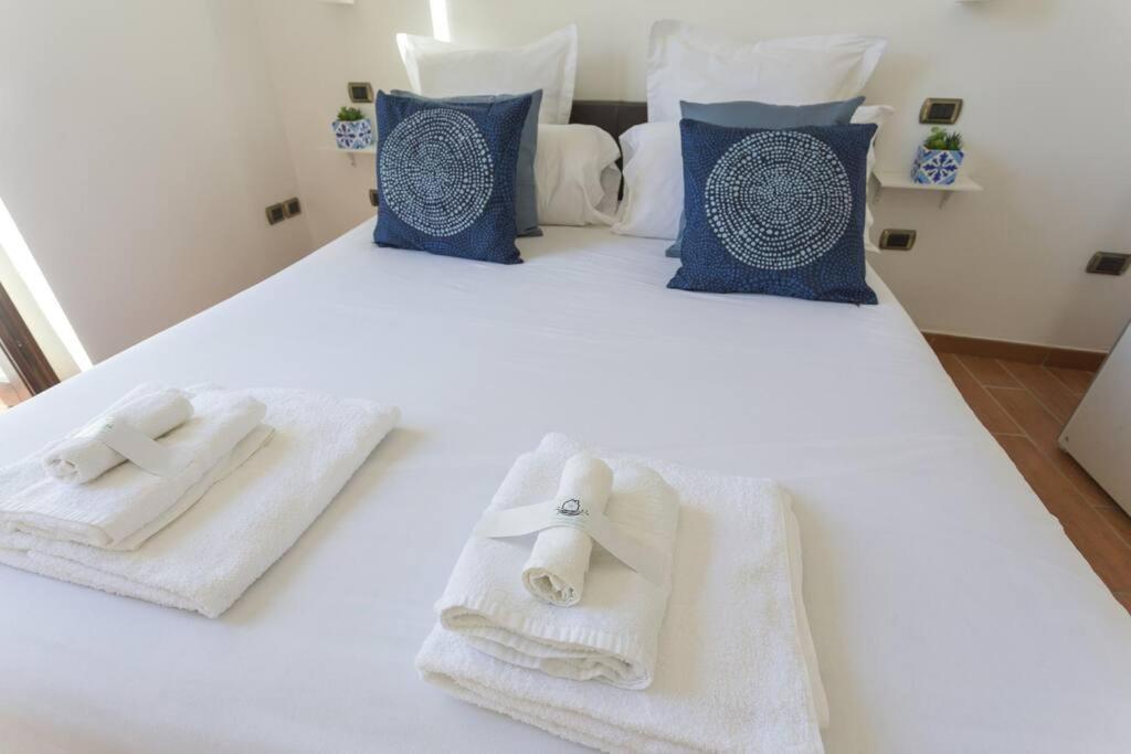 Dimora Donna Vittoria Apartment Bari Bagian luar foto